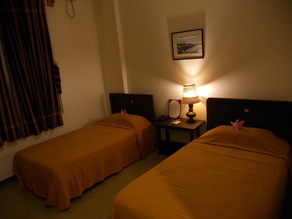 A Little Bit Of Mandalay Tavern Quarto foto